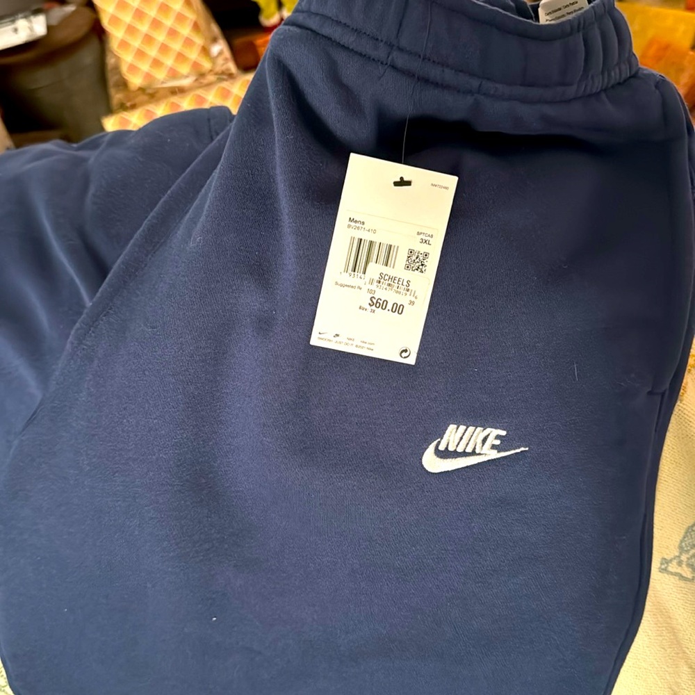 New Nike men’s sweatpants with back and side pockets.